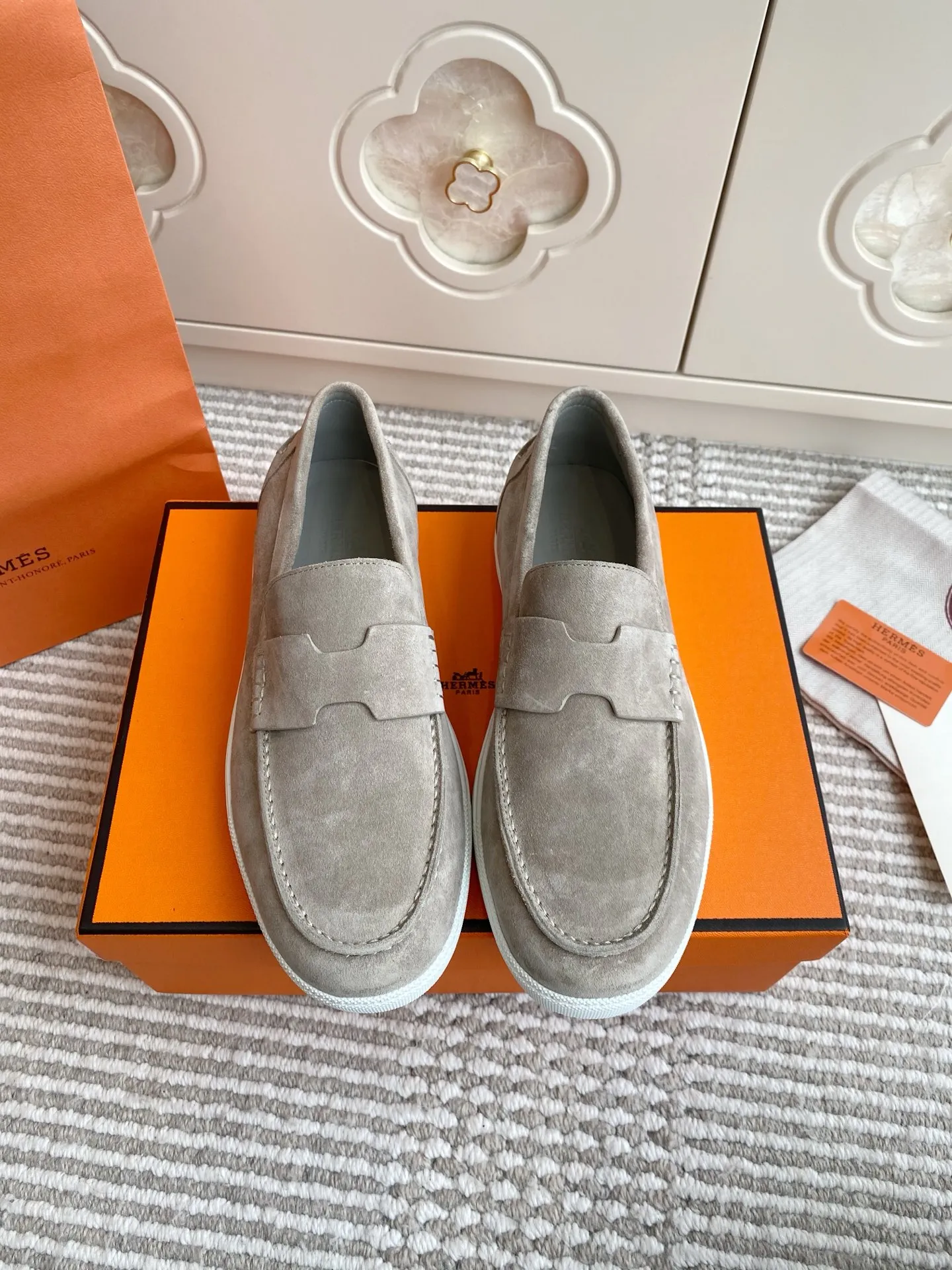 p560✨Hermes Couple Loafers｜Walking in the urban high-end, easily wearing Hermès temperament✨Who says luxury and comfort can’t have both?  This pair of H’s classic loafers really does it!  ▪️"Customized imported Yangjing fabric" is soft and delicate ▪️"Full sheepskin lining" + "soft-soled shoes" design. Your feet will be healed the moment you put them on~ It's like stepping on clouds☁️You won't feel tired after walking all day!  The iconic "H" buckle is low-key and luxurious. It is matched with a rubber outsole. It is lightweight and stylish. Whether you are commuting or shopping, you can easily achieve casual urban style🏙 Can be worn by couples. Full range of sizes, girls 35-41 | boys 39-45. Wear them together when going out. Sweet and high-end💑 Original mold opening. Details are in place. Those who understand will be attracted at a glance ️❤️ #Hermès loafers #coupleshoes #lightweight and versatile shoes